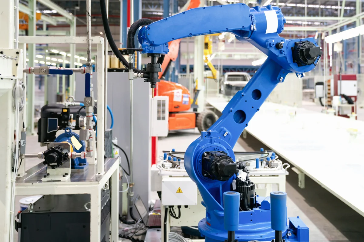 Braço robótico azul em linha de montagem industrial automatizada